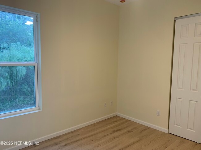Foto del edificio - 5871 Collins Rd