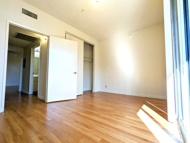 Foto del edificio - 553 S St Andrews Pl