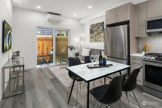 Foto del edificio - Modern 2 bed 2 bath town house available for move NOW