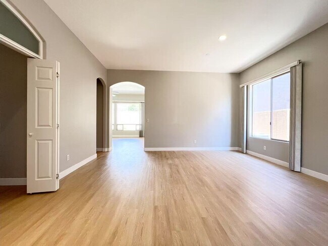 Foto del edificio - Fully renovated single-level luxury home –...