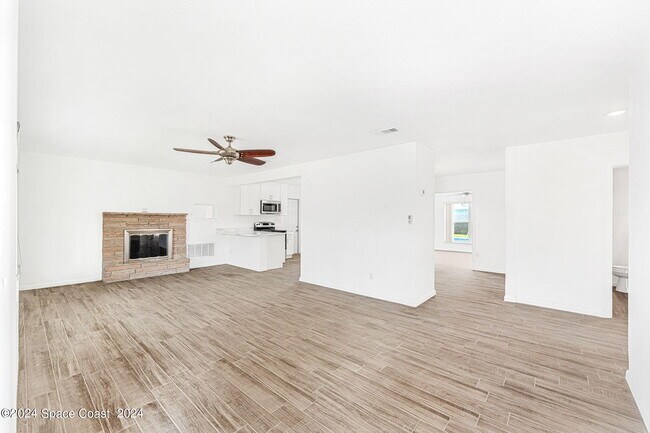 Building Photo - 130 W Osceola Ln