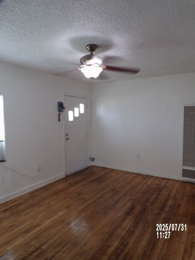 Foto del edificio - NEW listing-refinished hardwood floors, new laminate and paint throughout