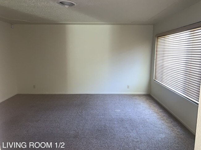 Foto del edificio - 3 bedroom home w/ large shop & office space!