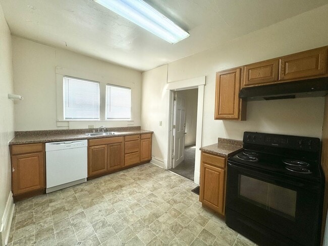Building Photo - 3 Bedroom, 2 Bathroom House Woodburn Area- Available 08/05/2026