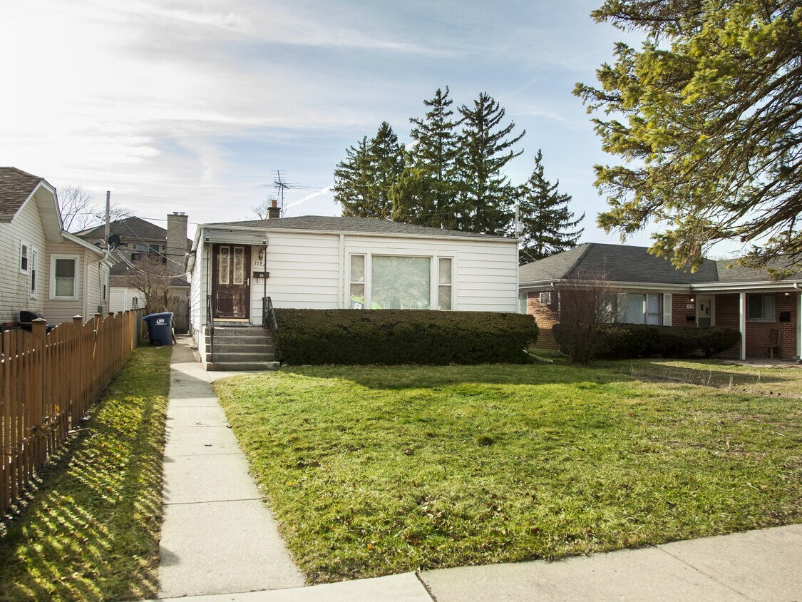Front - 1786 White St
