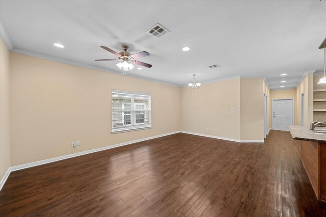 Building Photo - AVAILABLE NOW! Beautiful 3 bedroom townhome located in Waco!
