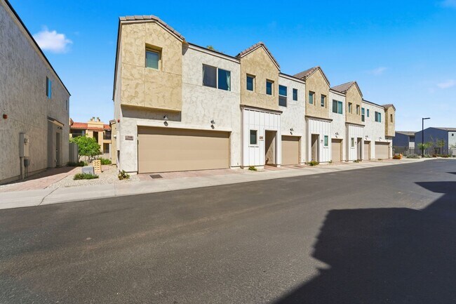 Foto del edificio - Stylish 2-bedroom, 2.5 bathroom townhouse in a desirable Phoenix location!