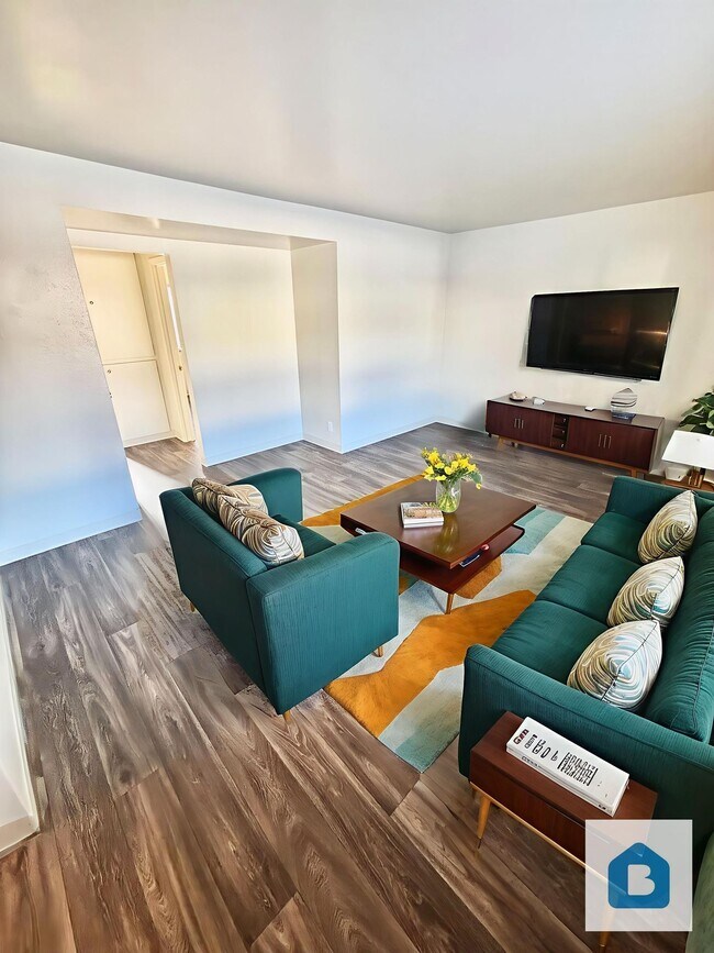 Foto del edificio - MARCH MOVE IN SPECIAL! Updated 2 Bedroom Near Filmore and I-25!