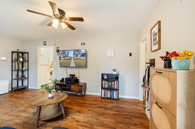 Foto del edificio - Charming 3BR Home + Bonus Room Near Downtown Savannah & Tybee Island