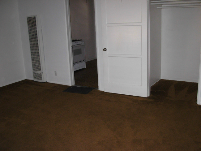 Building Photo - 302 S Broadway