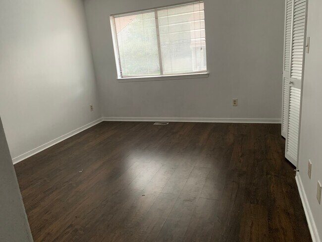 Foto del edificio - 4264 Brookside Dr