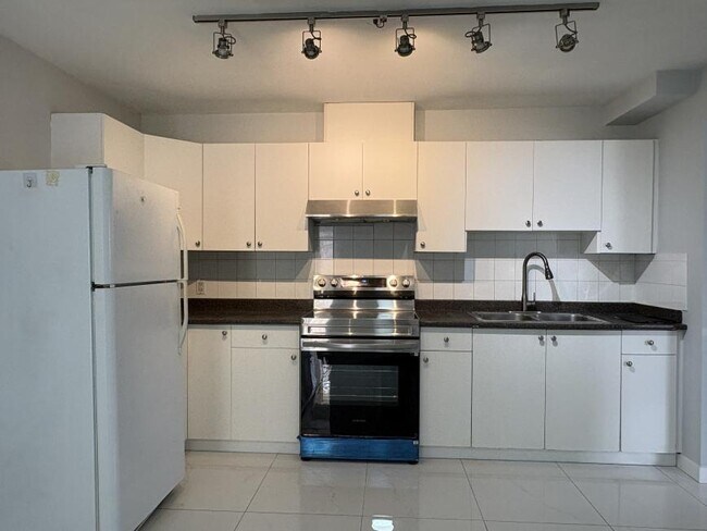 Photo du bâtiment - 3 bedroom in Surrey BC V3T 2P9