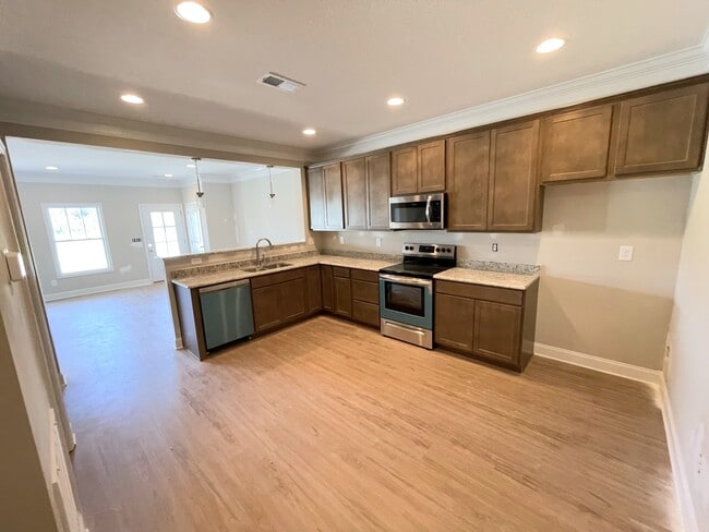 Building Photo - 328 Broadberry Ave