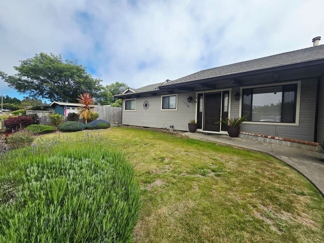 Building Photo - Single Family Home in Mckinleyville!