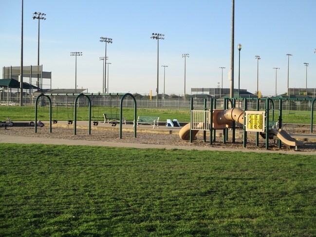 Building Photo - 4522 Oak Shores Dr