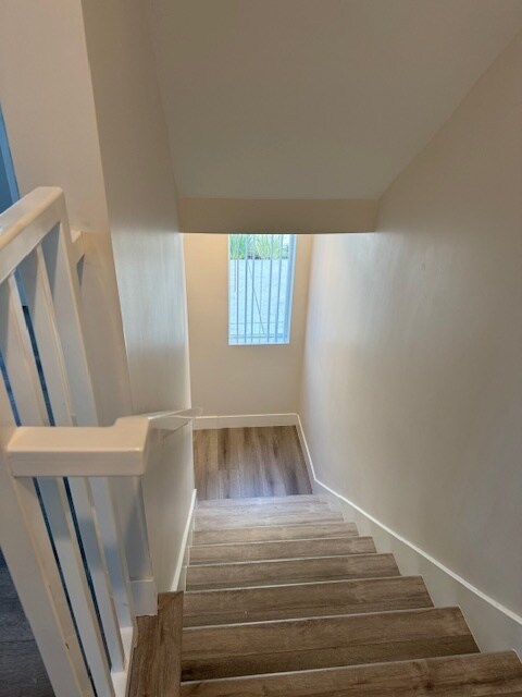 escalera destino 2do piso - 3190 Carlin Ave