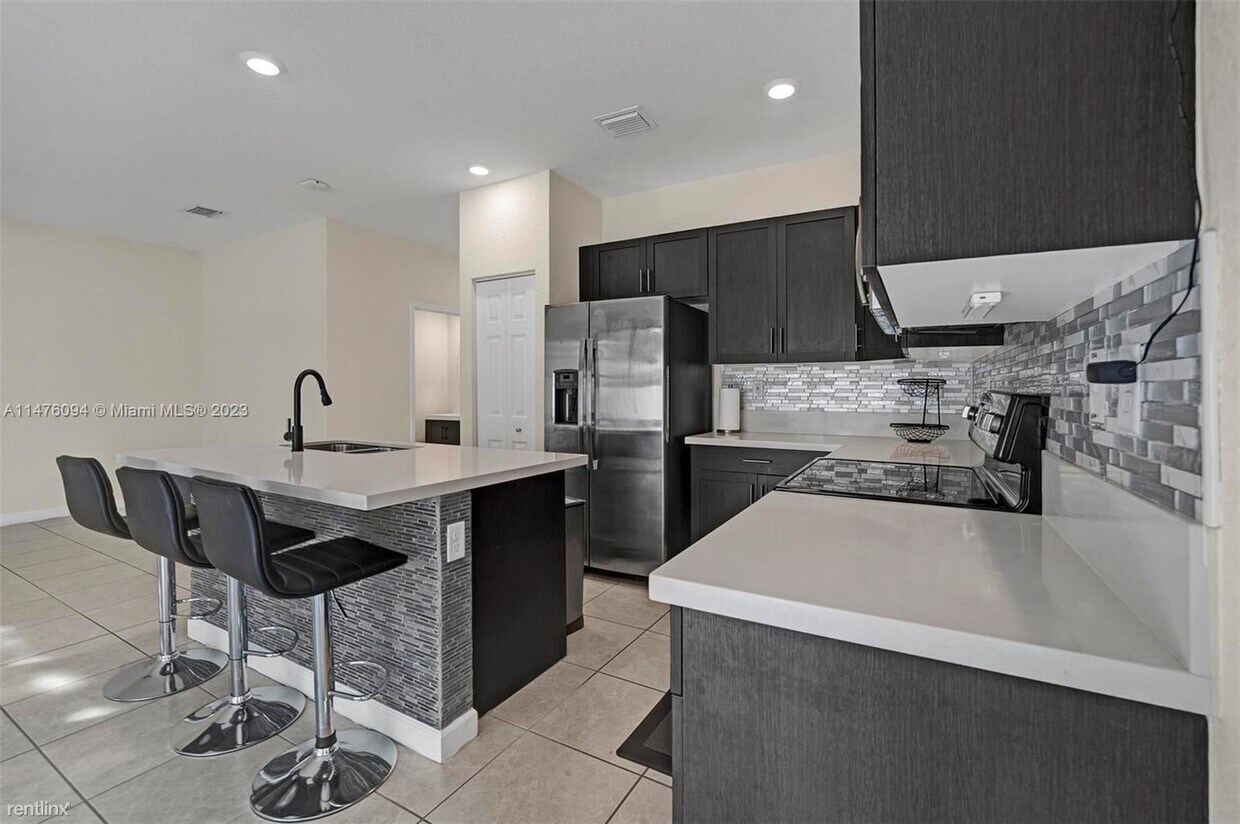 5 br, 3.5 bath House 10219 W 32nd Ln House Rental in Hialeah, FL