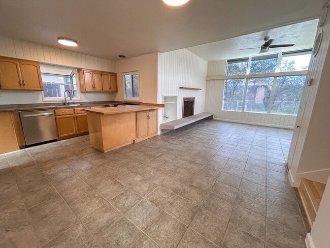 Building Photo - Spacious, Refreshed 2 Bed 1 Bathroom House In Redding!