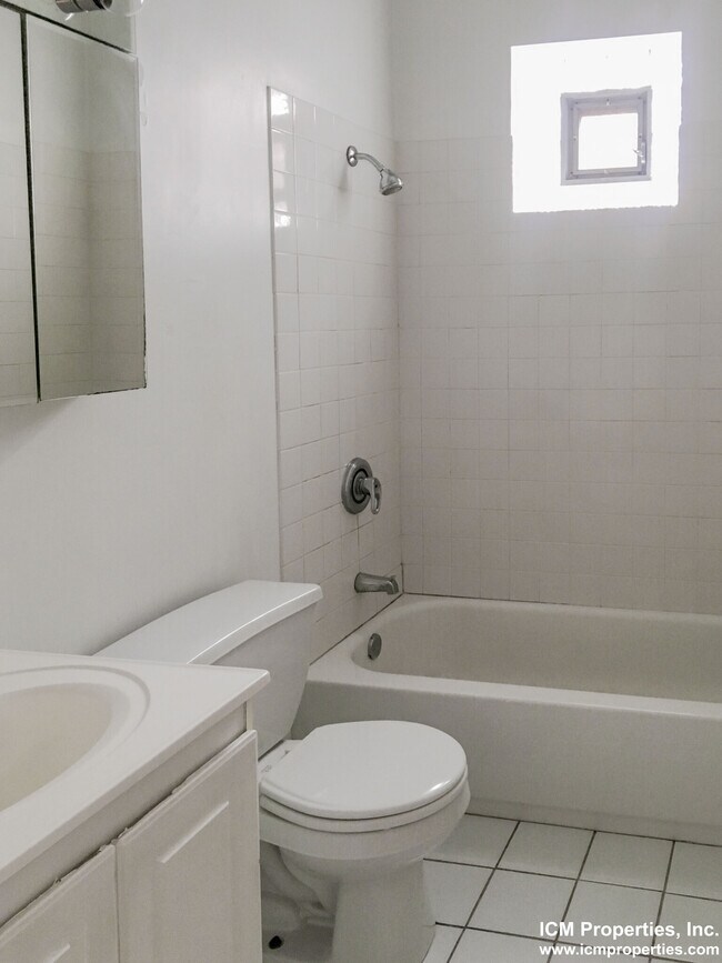 Foto del edificio - 3054 N Greenview Ave