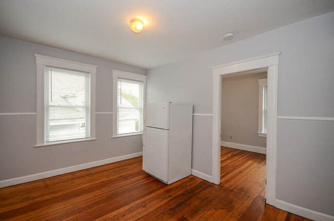 Building Photo - Super Clean 3RD Fl 2BR (ZRG)