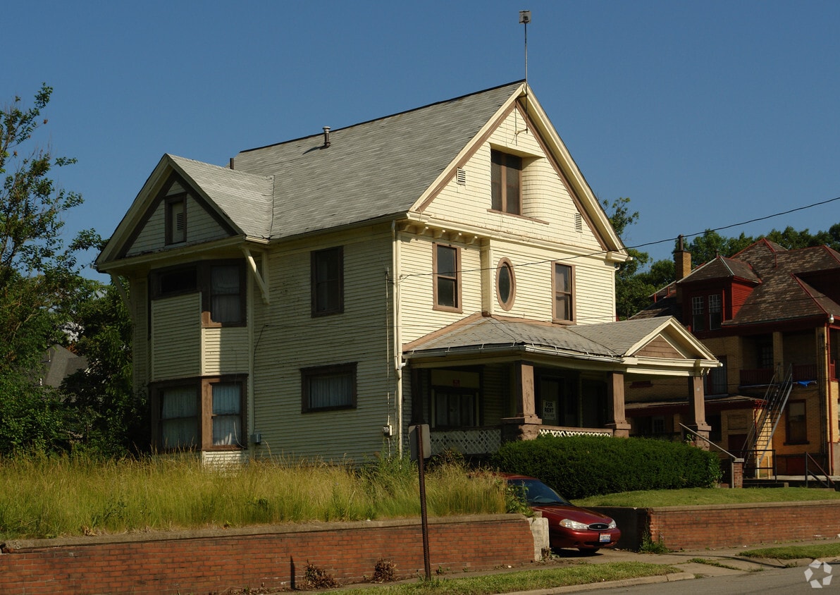 Building Photo - 912 Elm St