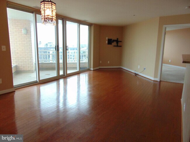 Building Photo - 100 Harborview Dr