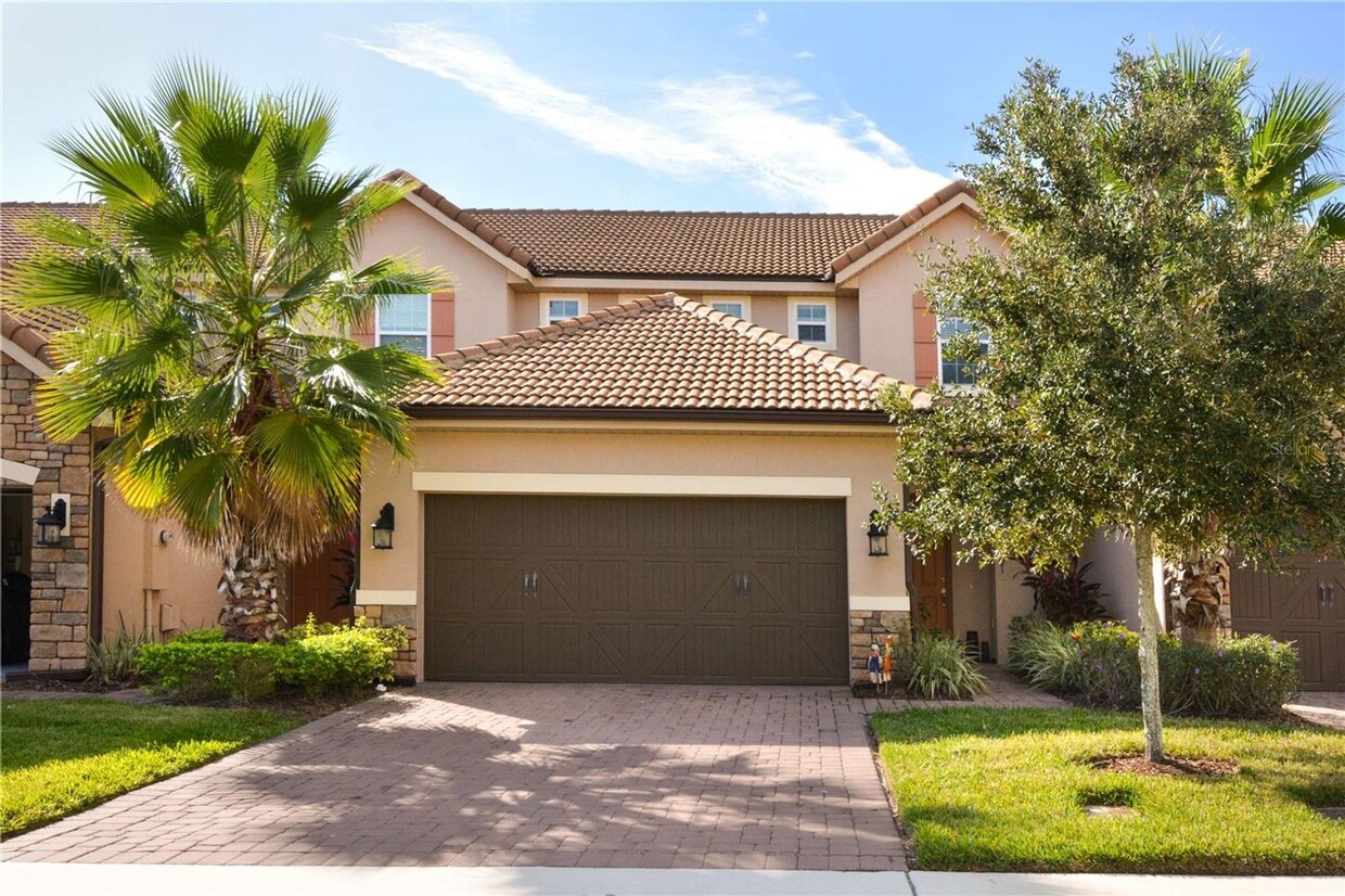 Foto principal - Stunning 4 Bed 3.5 Bath Townhome in Gated ...