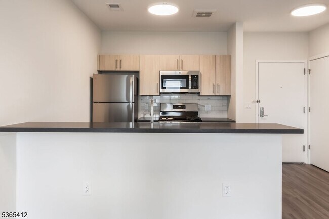 Building Photo - 72 S Essex Ave