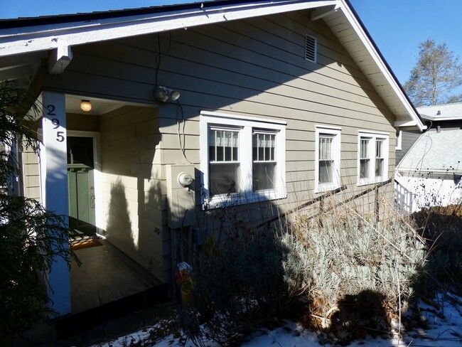 Foto del edificio - 1920s Craftsman Bungalow in Norwood Park -...