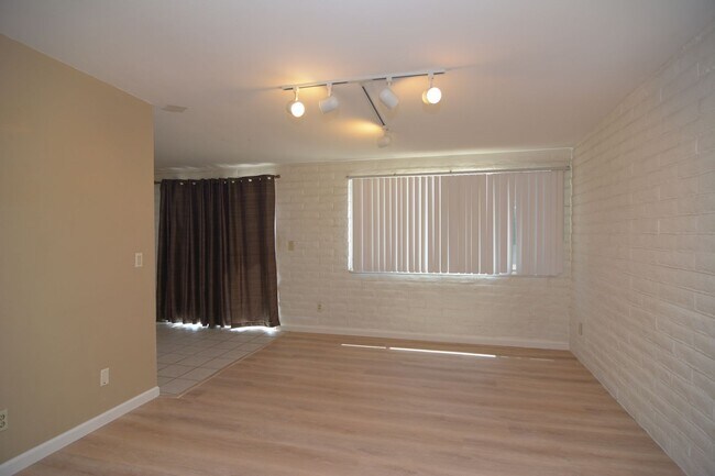 Building Photo - Charming 4 Bedroom 2 Bath Home! Great East...