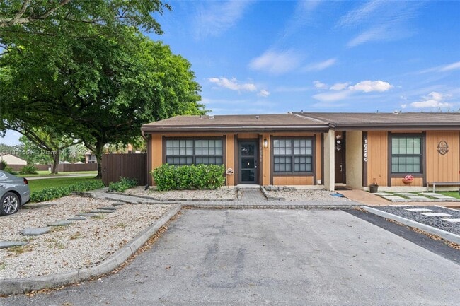 Building Photo - 10250 Oleander Ct