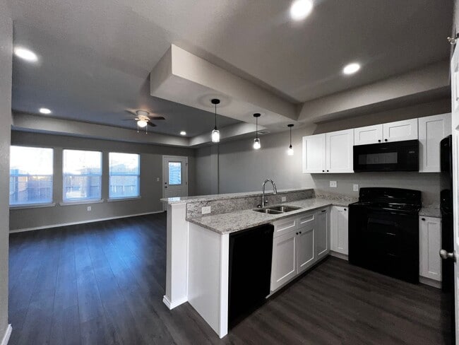 Foto del edificio - Modern 3BR Townhome w/ Garage, Private Yard & No Carpet – Built 2022