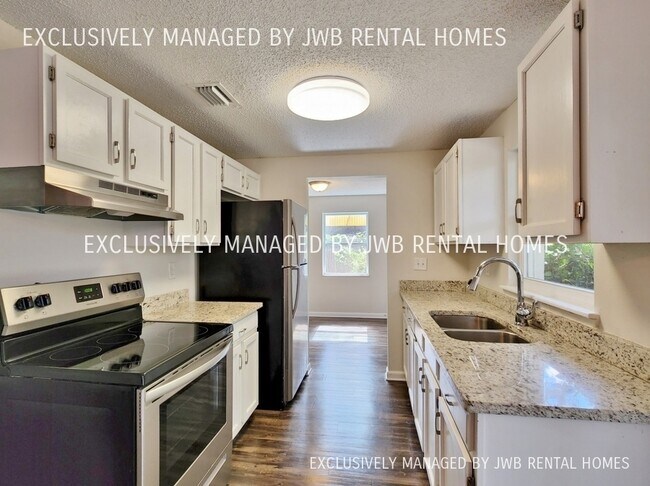 Building Photo - 7402 Laventura Dr S