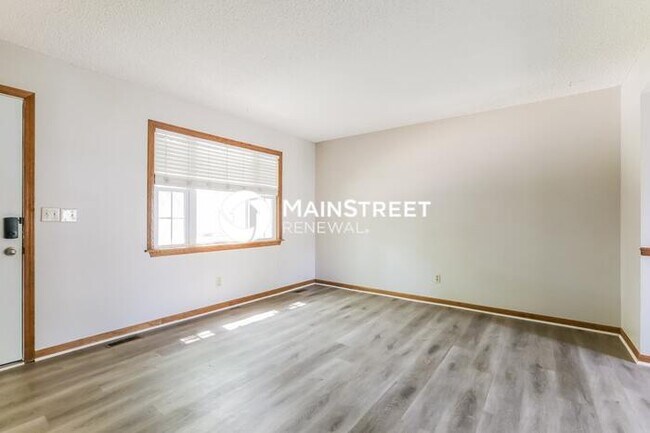 Foto del edificio - 3 Bedroom Pet-Friendly Home in LEES SUMMIT, MO with Main Street Renewal