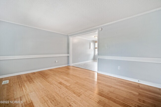 Building Photo - 306 River Walk Dr