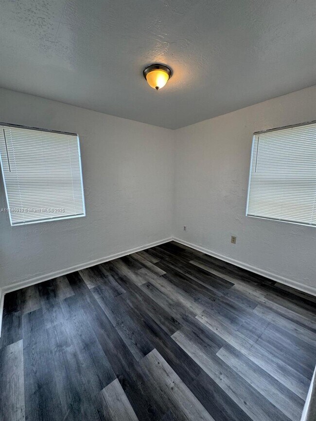 Foto del edificio - 3221 NW 48th St