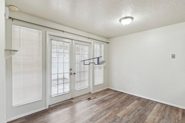 Building Photo - 281 W Pheasantbrook Dr