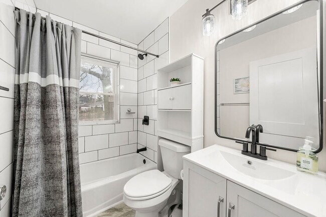 Baño - 711 Campbell Cir