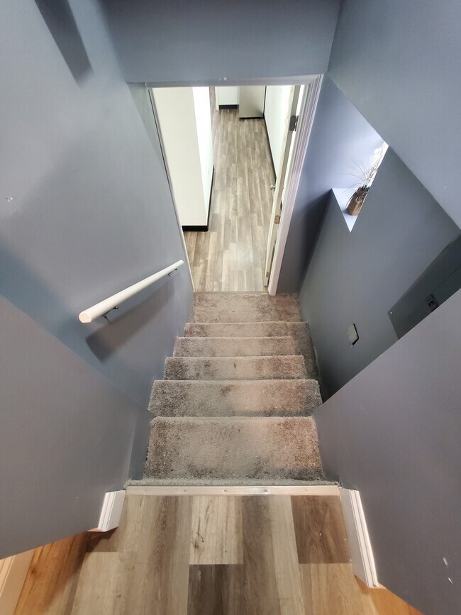 Building Photo - Incredible 3BED/2BATH Bay View Tri-level Unit