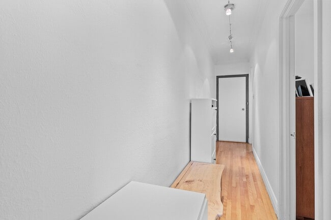 Building Photo - 1680 Bd Desmarchais