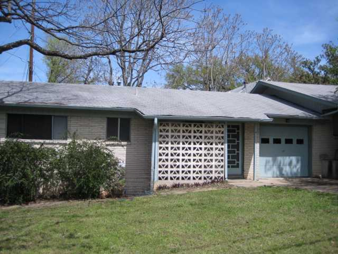 Foto principal - 2 Bed/1bath Duplex in Central Austin