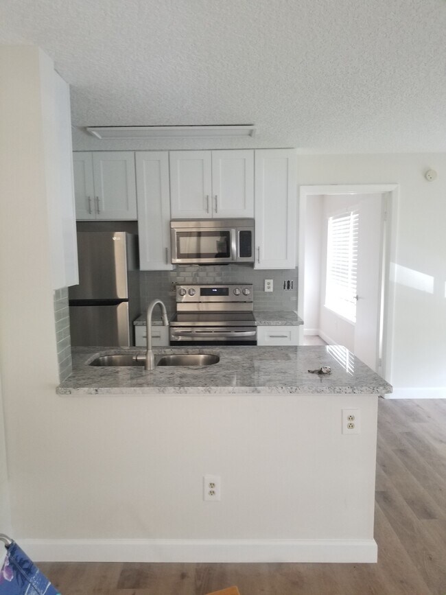 Building Photo - 727 Sugar Bay Way