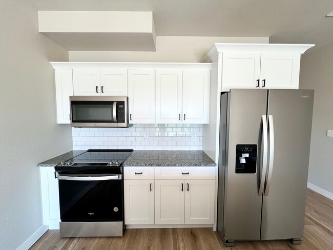 Building Photo - Modern Townhome with STUNNING Views in West MHK