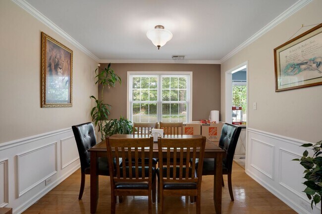 Building Photo - 3 Bedroom, 2 Bath in Grove Park with Commu...