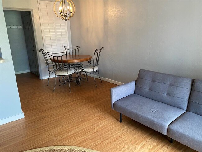 Building Photo - 204 Lakeview Terrace