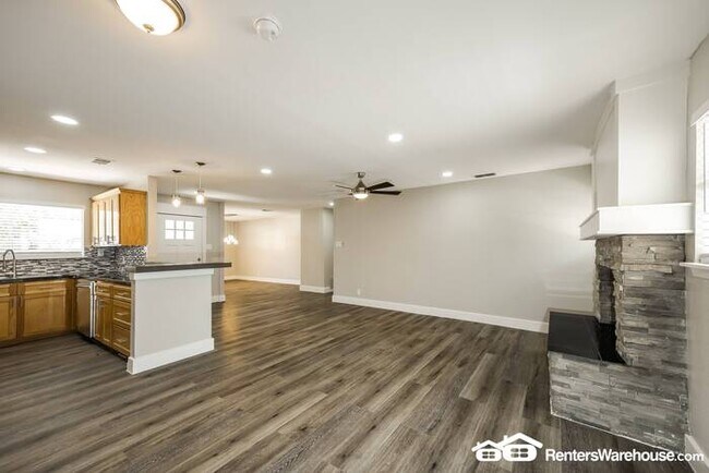 Building Photo - Gorgeous Home 18 minutes from Seaworld!