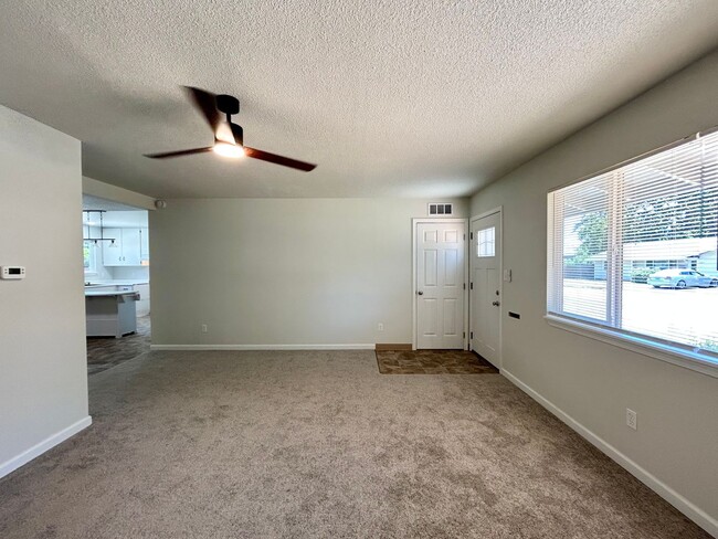 Foto del edificio - Freshly Updated 3 Bedroom Home with Garage, Fenced Yard & Covered Patio!