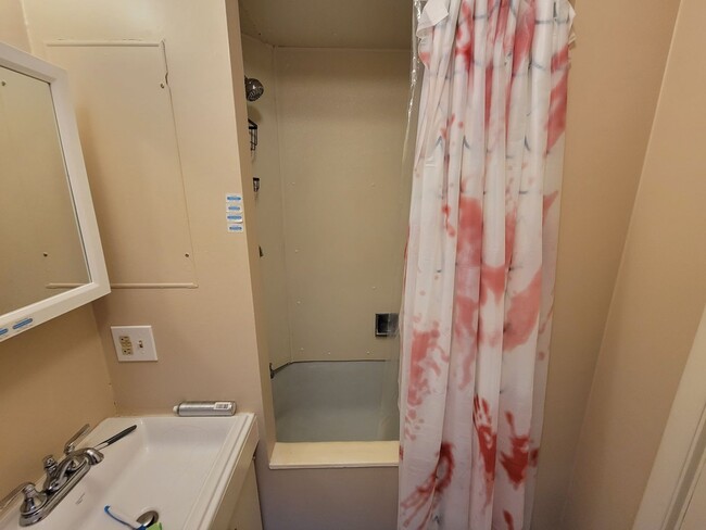 Foto del edificio - AVAILABLE JULY - 1 BEDROOM/1 BATHROOM CENT...