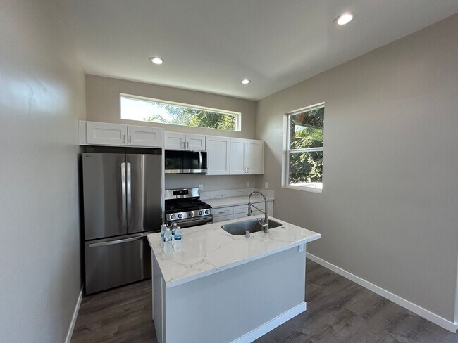 Foto del edificio - Newly Built in 2024! Driveway & Garage Par...