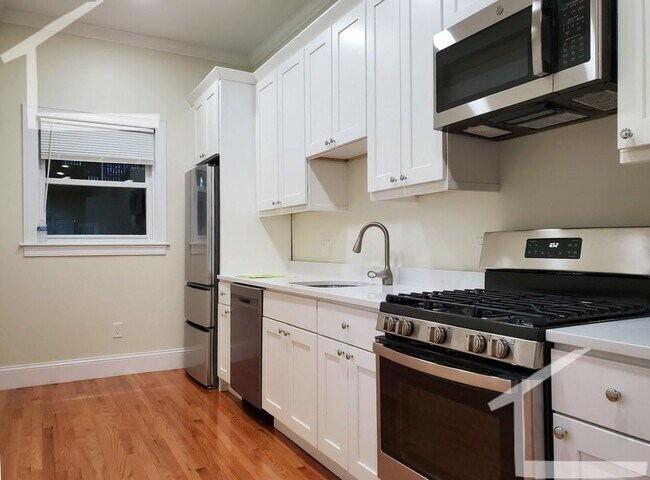 Building Photo - Spacious, Renovated Unit Right In The Hear...
